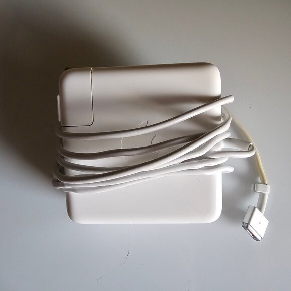 Macbook Pro 2015 15.4-in - 2.8 GHz Quad Core Intel i7 - 16 GB RAM - 1TB Storage - Picture 9 of 13